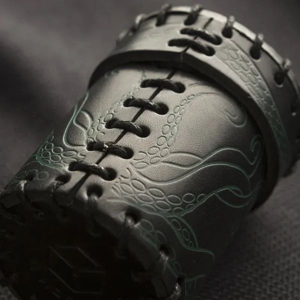 Кубок для кубиков Leather Dice Cup. Call of Cthulhu - Black and green-golden CCTH104 фото