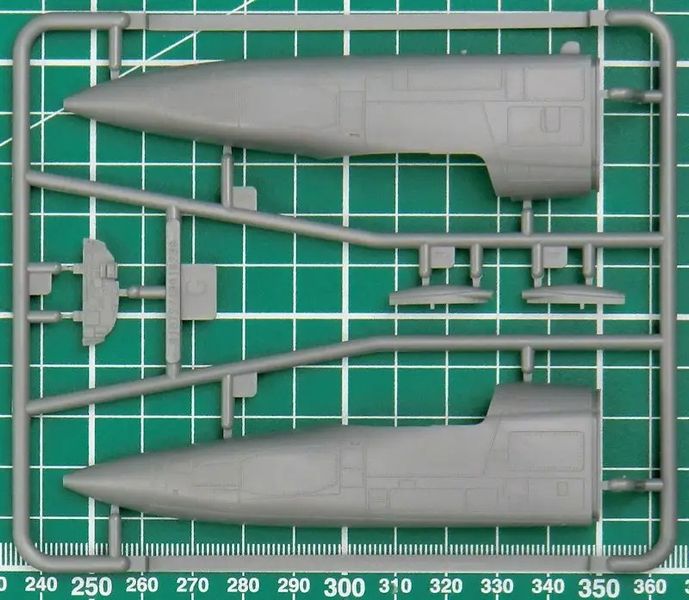 Сборная модель Trumpeter - 1/72 Тактический бомбардировщик Су-24МР TR01672 фото