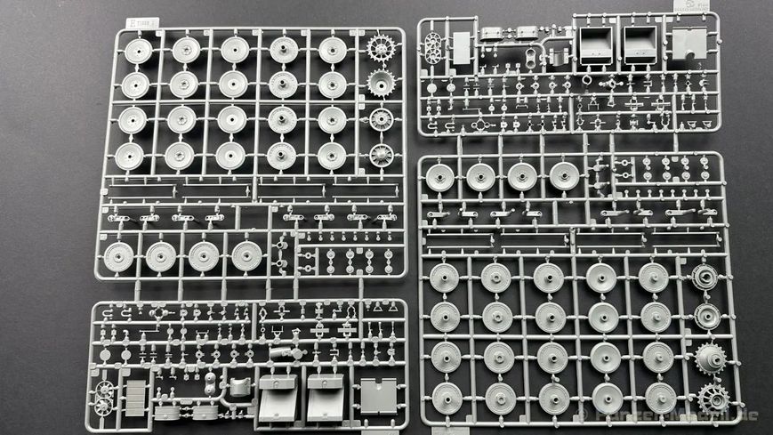 Сборная модель Border Model - 1/35 Танк Tiger I Kharkov BT-034 фото